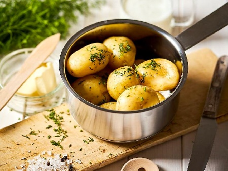 Лесни варени билкови картофи с масло - снимка на рецептата
